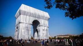 A instalação de Christo e Jeanne-Claude, o Arco do Triunfo embrulhado na Champs Elysees em 2021. Foto: REUTERS/Benoit Tessier