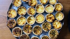 Empadinhas de queijos, cebola caramelizada e espinafre. Foto: Patrícia Ferraz/Estadão