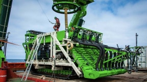 Robô gigante, como 25 T, para mineração submarina. Foto: https://www.311institute.com/