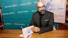 Valter Hugo Mãe na noite de autógrafos do livro 'Homens imprudentemente poéticos?', na Livraria Cultura do Conjunto Nacional, na Avenida Paulista. Foto: Silvana Garzaro/ESTAD?O