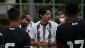 Técnico do sub-20 do Botafogo, Ricardo Resende, orienta os atletas durante o treinamento em Taubaté Foto: Divulgação/Botafogo FR