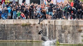 Antirracismo. Manifestantes de Bristol derrubam e lançam em um rio a estátua do traficante de escravos Edward Colston Foto: Keir Gravil via REUTERS