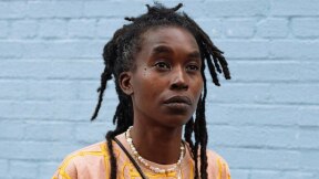 Camae Ayewa faz uma mistura de hip-hop, poesia falada, punk e electro como Moor Mother. Foto: Isaiah Winters/The New York Times