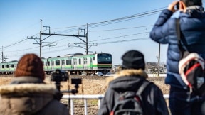 Entusiastas fotografam um trem suburbano perto de uma ferrovia em Hasuda, província de Saitama.Foto: Philip FONG / AFP