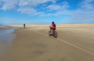 Como é cruzar de bike a maior praia do mundo, que fica no Brasil