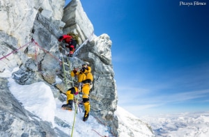 Corpos no meio do caminho estão entre os desafios do Everest