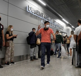 Algemados durante voo, 30 brasileiros deportados dos EUA chegam a MG - Internacional - Estadão