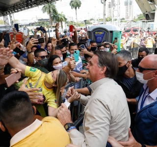 Em Manaus, Bolsonaro provoca aglomeração e elogia Pazuello - Política -  Estadão