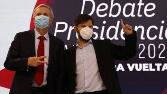 José Antonio Kast (E) e Gabriel Boric, no penúltimo debate presidencial; em disputada apertada, ambos mudam seus programas de governo para ganhar apoio do centro Foto: Ivan Alvarado/REUTERS