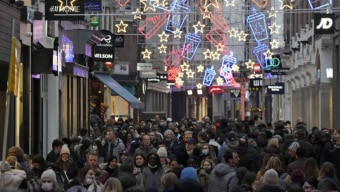 Pessoas se aglomeram em rua em Amsterdam, na Holanda, no último sábado antes do Natal. No mesmo dia, ministros do governo holandês se encontraram com especialistas para discutir o endurecimento de medidas restritivas para conter o aumento de casos de Covi