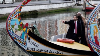 O candidato populista André Ventura, do Chega, aponta a direção para eleitores em um barco em Aveiro, em Portugal. Foto: Jose Coelho/EFE/EPA