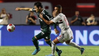 Raphael Veiga e Alisson em disputa de bola no primeiro jogo da final Foto: Cesar Greco/Palmeiras
