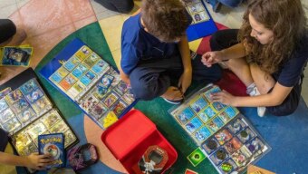 Alunos do terceiro ano da escola Tarsila do Amaral, localizada na zona norte de São Paulo, brincam com cartas de Pokémon durante intervalo Foto: Daniel Teixeira/Estadão - 01/04/22