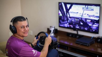 O assistente administrativo Anderson dos Reis entrou para uma equipe de automobilismo virtual durante a pandemia. Foto: Felipe Rau/Estadão