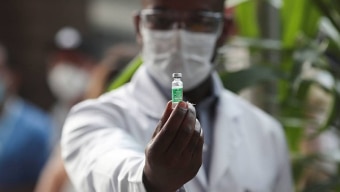 Alguns países já começaram a aplicar uma dose de reforço da vacina contra a covid-19 Foto: Carlos Junior/AFP