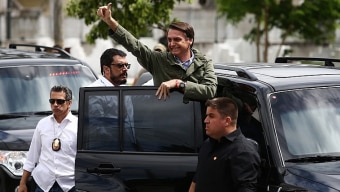 Ao deixar Vila Militar, presidenciÃ¡vel coloca corpo para fora do carro e ouve gritos de 'mito' - Foto: Fabio Motta/EstadÃ£o