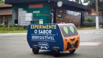 Os sensores do carrinho são programados para parar o veículo em caso de obstáculos, inclusive os com movimento, como animais, pessoas e carros. Foto: Enxuto