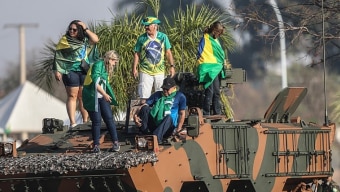 Manifestantes participam da cerimônia de hasteamento da bandeira no Alvorada. Foto: Gabriela Biló/Estadão