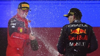 Da esquerda para a direita: os pilotos Max Verstappen e Charles Leclerc, da Red Bull Racing. Foto: EFE