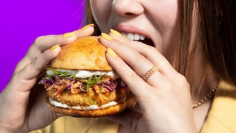 Hambúrguer de frango vegetal da Not.Co estará disponível para venda na rede de hamburguerias Bullguer. Foto: Somewhere Studio/Not.Co