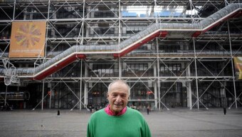 Richard Rogers, um dos dois arquitetos criadores do Centro Georges Pompidou, posa para foto em frente ao famoso edifício em Paris. Foto: Martin Bureau/AFP