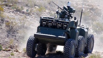 Foto mostra robô usado para combate com inteligência artificial sendo testado no Novo México, em 2008. Foto:Defense Advanced Research Projects Agency/Carnegie