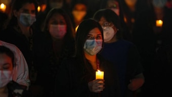 Trabalhadores da saúde fazem homenagem a mortos pela covid-19 em Santiago, no Chile Foto: Esteban Felix/AP