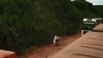 Sem acostamento, o profissional fica parado diante do movimento das carretas, em fila tripla Foto: Reprodução