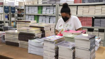 Doar bons livros é bem-vindo e está ajudando a formar leitores e a ampliar o acervo de bibliotecas comunitárias. A cada ano, pelo menos 20 mil exemplares chegam ao depósito do Sistema Estadual de Bibliotecas. Foto: Helcio Nagamine/Estadão