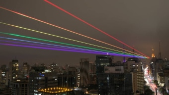 Parada do Orgulho LGBT de 2020 conta com uma projeção de um arco-íris na Avenida Paulista; por causa da pandemia do coronavírus, a edição é virtual Foto: Tiago Queiroz/ Estadão