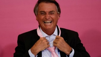 Durante o evento de celebração do Dia Internacional da Mulher, o presidente Jair Bolsonaro substituiu sua gravata azul por uma rosa. Foto: REUTERS/Ueslei Marcelino