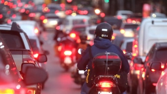 Motoboys cortam pelo "corredor" entre os carros no trânsito da Marginal Tietê. Foto: Alex Silva/Estadão