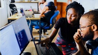 Desde 2020, grandes empresas passaram a abrir vagas de trainee e estágio direcionadas a pessoas negras. Foto: Lagos Techie/Unsplash