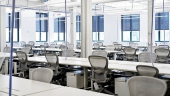 Escritórios de espaços abertos diminuíram a interação entre os empregados, segundo estudo. Foto: Gabby Jones/The New York Times