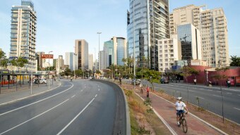 No longo prazo, uma das apostas é metrópoles contarem com calçadas mais largas e vias para bicicletas e patinetes. FOTO: DANIEL TEIXEIRA/ESTADÃO