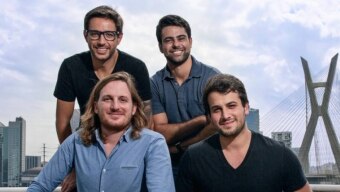 Da esq. para dir., em pé, Marcelo Ramos e Raphael Machioni, cofundadores da Vee; sentados, Loïc Soubeyrand, CEO da Swile, e Eduardo Haidar, cofundador da Vee