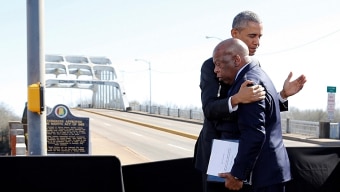 Lewis ao lado do ex-presidente Obama na ponte Pettus, em Selma, onde ele marchou ao lado de Martin Luther King Jr. - Foto: Jonathan Ernst/Reuters