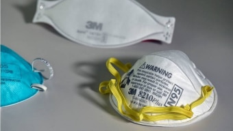 Respiradores usados por profissionais da saúde, como as máscaras N95, podem fornecer maior proteção contra partículas infecciosas de coronavírus. Foto: REUTERS/Nicholas Pfosi