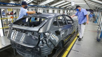 Com a entrada em vigor da nova norma de emissões de poluentes do Proconve, há risco de milhares de carros que estão incompletos nos pátios não receberem a tempo os semicondutores importados da Ásia e terem de ser descartados Foto: Pedro Danthas/Volkswagen