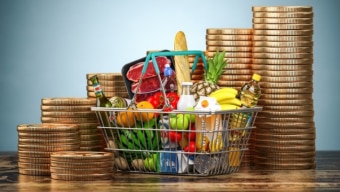 Uma lista de compras no supermercado pode ilustrar como a inflação atingiu diretamente o bolso dos consumidores nos últimos dez anos. Foto: Shutterstock
