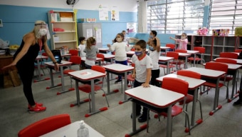 A secretaria diz que as unidades que não abrirão representam cerca de 8% da rede de ensino Foto: Fernando Bizerra/ EFE