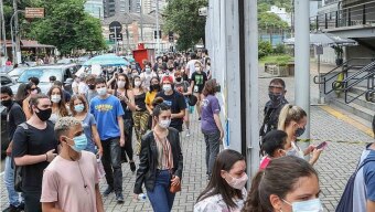 Vestibulandos chegam para prestar provar da Fuvest; governo federal vai permitir a estudantes a renegociação de dívidas com o Fundo de Financiamento Estudantil (Fies). Foto: Daniel Teixeira/Estadão - 10/01/21