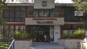 A fachada da Prefeitura de Villa Union, repleta de marcas de bala Foto: Gerardo Sanchez/ AP