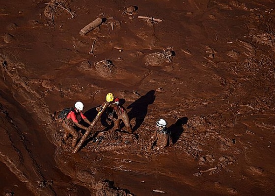 Bombeiros procuram corpos na lama. Foto: Douglas Magno/AFP