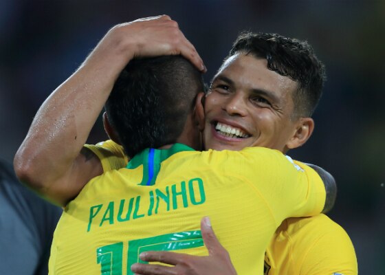 Os autores dos 2 gols do Brasil, Paulinho e Thiago Silva, comemoram a vitÃ³ria contra a SÃ©rvia. Foto: Eduardo Nicolau/EstadÃ£o