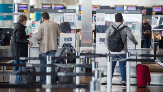 Aeroporto de Guarulhos: passageiros fazem check-in; Brasil vai fechar fronteiras para voos de países do sul da África Foto: Tiago Queiroz/Estadão - 1/7/2021