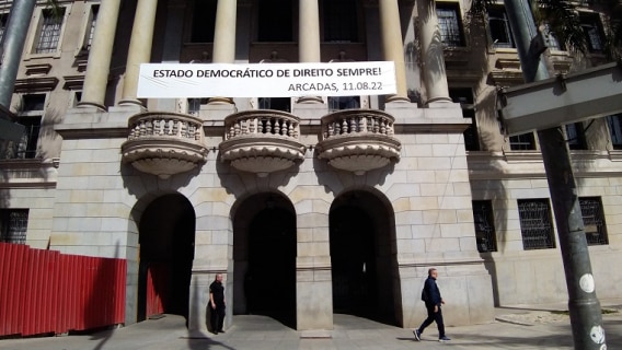 Fachada e p&aacute;tio das arcadas da Faculdade de Direito da USP com faixa &lsquo;Estado democr&aacute;tico de direito sempre&rsquo;. Foto: Helcio Nagamine/Estad&atilde;o