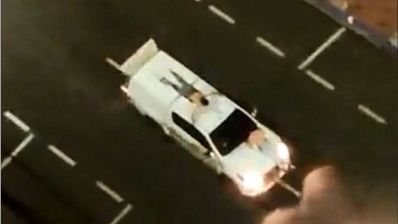 Amarrados em carros, reféns foram feitos de 'escudo humano' para impedir ataques da polícia contra os criminosos. Foto: Reprodução/Twitter