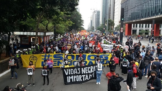 Protesto contra Bolsonaro na avenida Paulista, em São Paulo - Foto: Tiago Queiroz/Estadão
