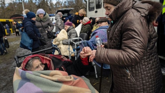 Idosa consegue escapar da cidade da Irpin, na Ucrânia. Cidade não tinha água, energia ou aquecimento. Foto: Lynsey Addario/The New York Times